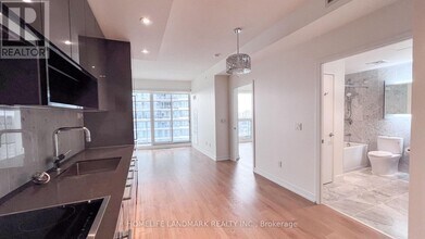 117 McMahon Dr in Toronto, ON - Building Photo - Building Photo