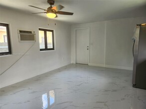 941 NW 99th St, Unit rear in Miami, FL - Foto de edificio - Building Photo