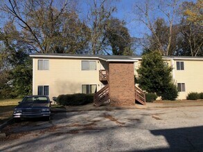 136 W Cambridge Ave in Greenwood, SC - Foto de edificio - Building Photo