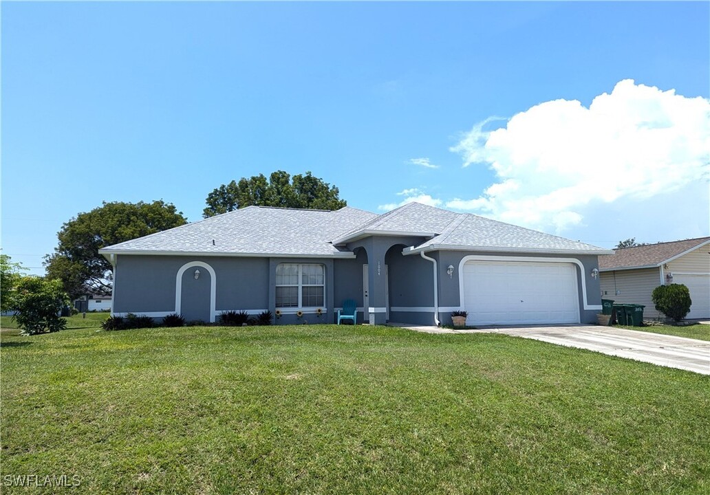 1004 NE 3rd Ave in Cape Coral, FL - Building Photo