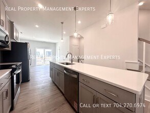 5008 Layman Dr in Charlotte, NC - Building Photo - Building Photo