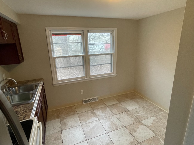 1125 Vine St in Liverpool, NY - Foto de edificio - Building Photo