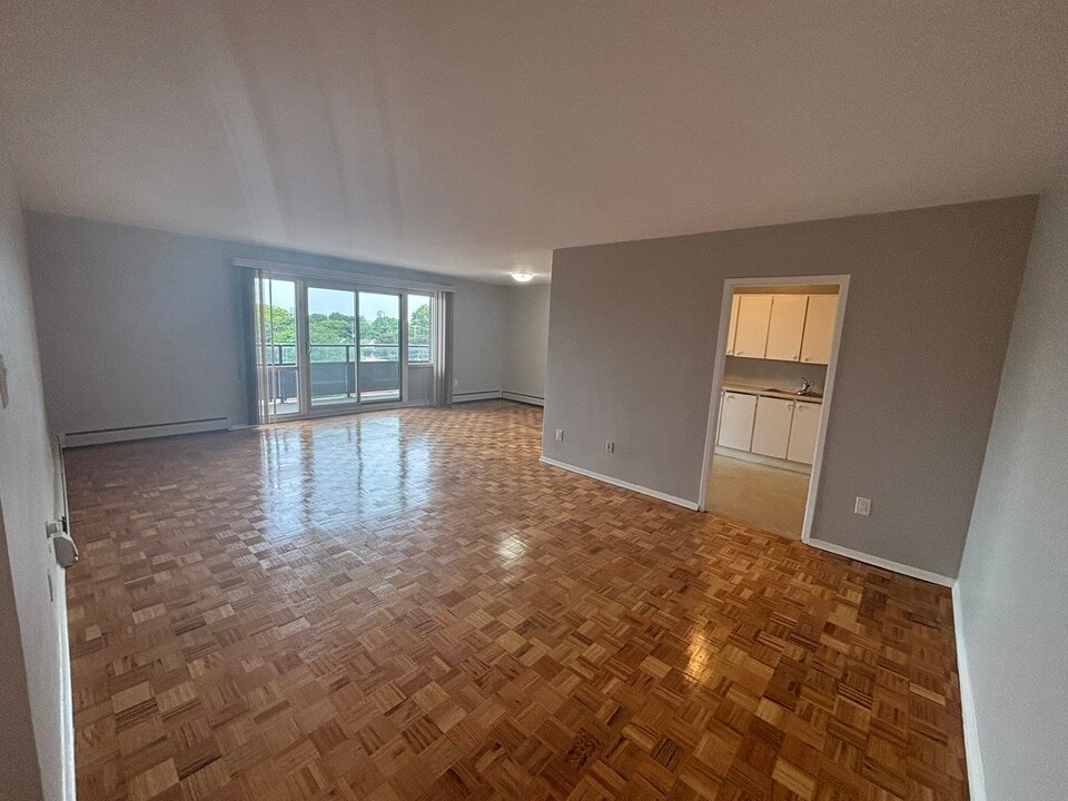 1061 Queen's Blvd in Kitchener, ON - Building Photo