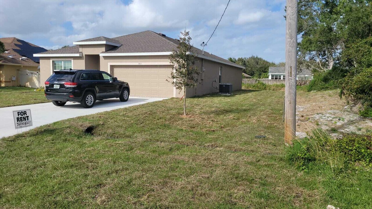 813 SW McCoy Ave in Port St. Lucie, FL - Building Photo
