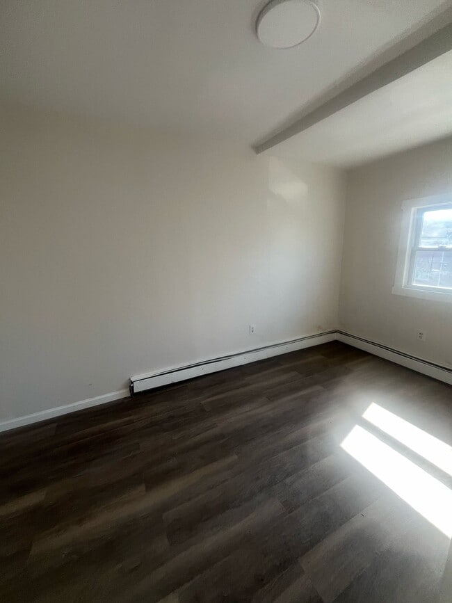 21 Eckert Ave, Unit Basement in Newark, NJ - Building Photo - Building Photo