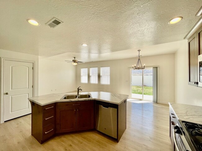 2730 N Clark Pkwy in Cedar City, UT - Building Photo - Building Photo
