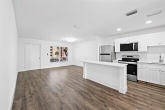 1100 Crystal Lake Dr in Pompano Beach, FL - Building Photo - Building Photo