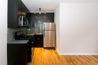 2402 N Kedzie Blvd, Unit 502 in Chicago, IL - Building Photo - Building Photo