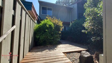 1708 Evergreen Park Ln SW in Olympia, WA - Building Photo - Building Photo