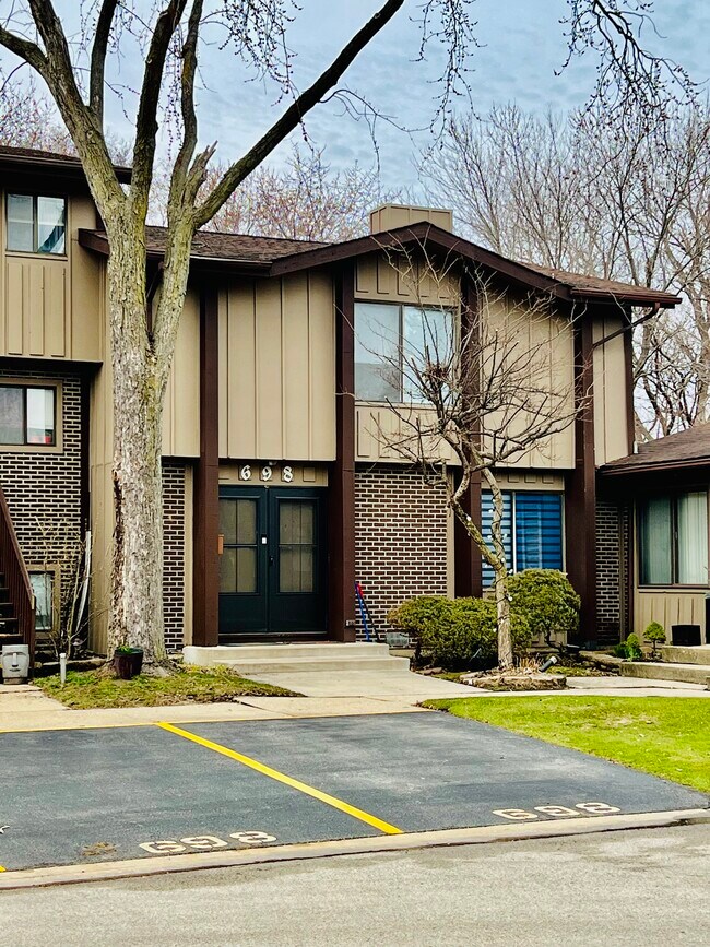 698 Circle Dr Rentals in Roselle, IL