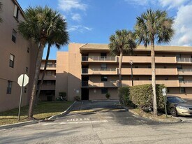 8135 Sunrise Lakes Blvd, Unit 4 in Sunrise, FL - Building Photo