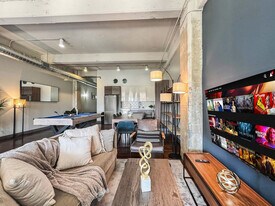 555 Evergreen St in Dallas, TX - Building Photo