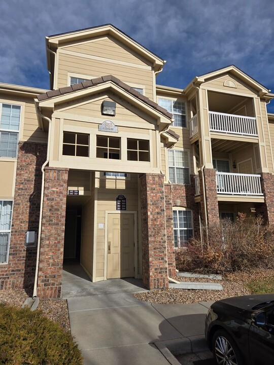 5765 N Genoa Way in Aurora, CO - Building Photo