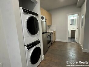 274 Newbury St, Unit 1 in Boston, MA - Foto de edificio - Building Photo