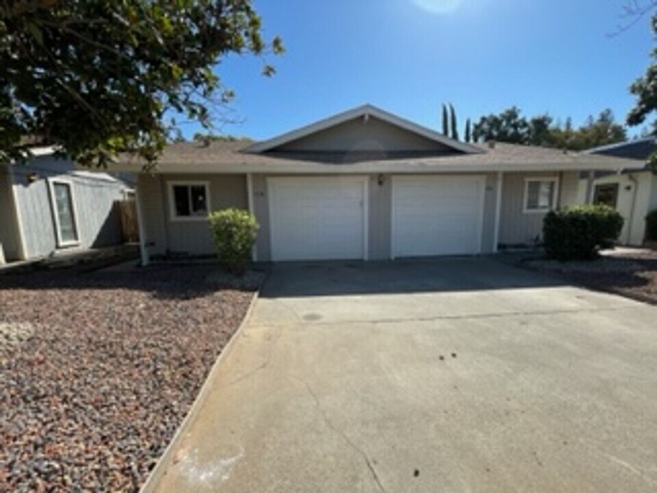 1118 Clinton Rd in Sacramento, CA - Building Photo