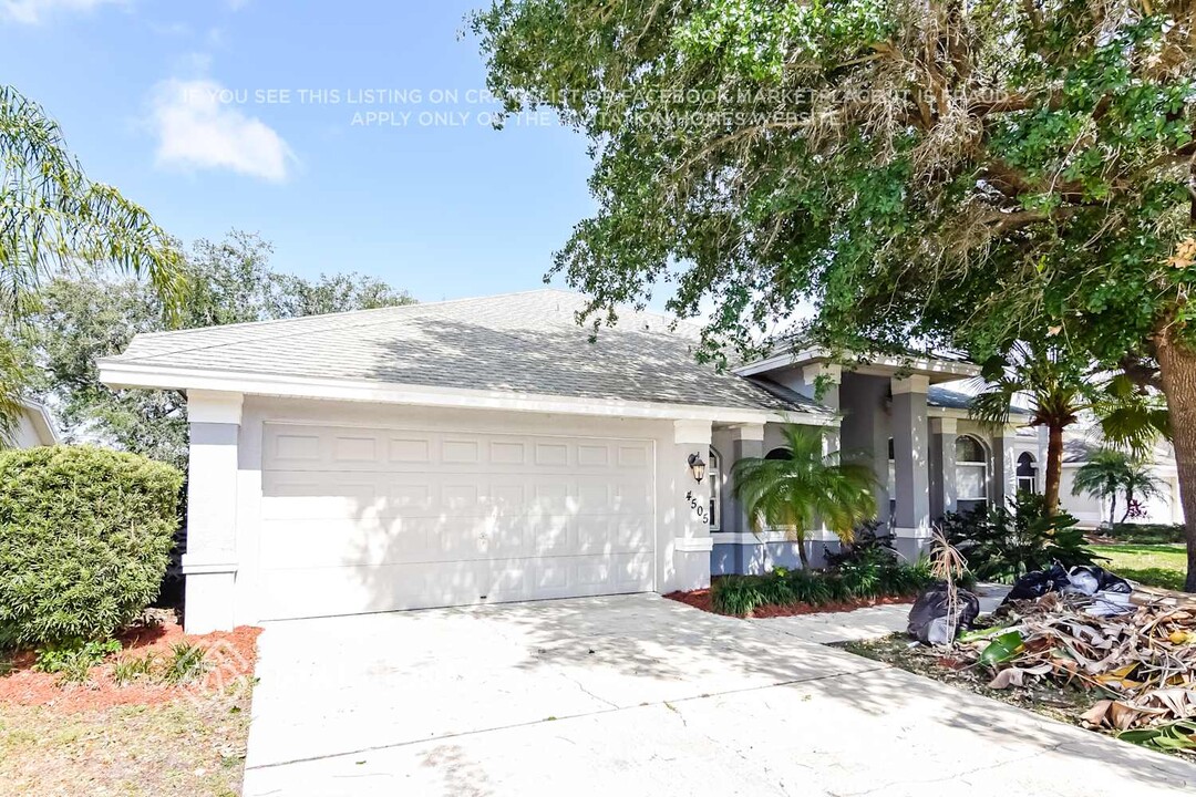 4505 Bedford Ct E in Bradenton, FL - Building Photo