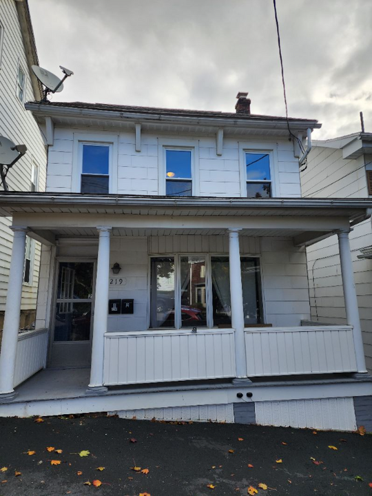 219 N Lehigh St-Unit -Apartment 1 First Floor in Tamaqua, PA - Building Photo