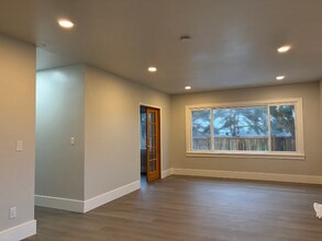 1800 S 128th St in Seatac, WA - Foto de edificio - Building Photo