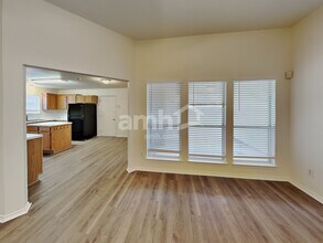 901 Worden Dr in Cedar Hill, TX - Foto de edificio - Building Photo