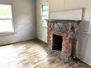 2711 W Walker St in Denison, TX - Building Photo - Building Photo