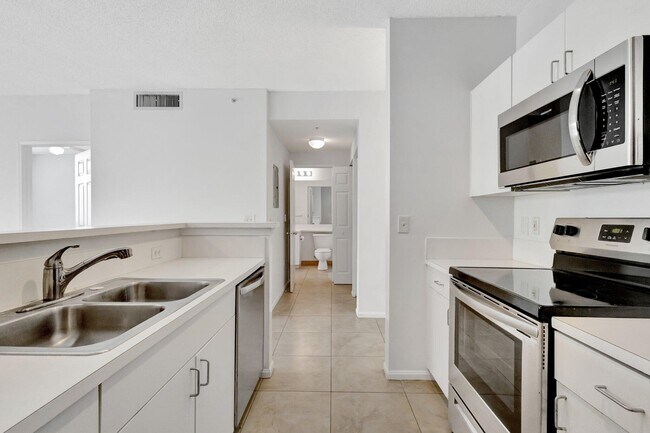 property at 720 S Sapodilla Ave
