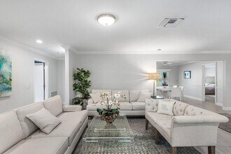 921 Cypress Dr in Delray Beach, FL - Foto de edificio - Building Photo