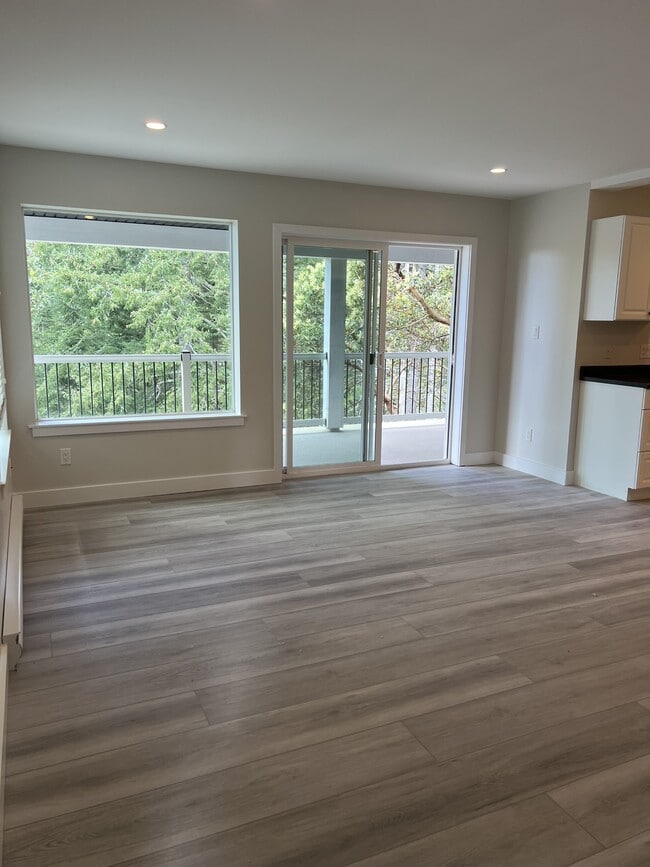 3354 Sewell Rd in Victoria, BC - Building Photo - Building Photo