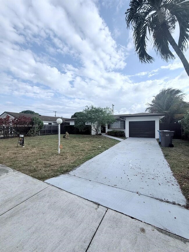 4240 SW 27th St in West Park, FL - Building Photo - Building Photo