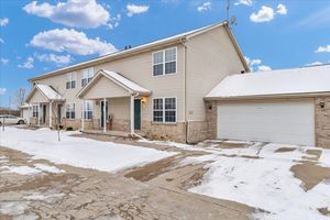 Maple Hill Townhomes in Bloomington, IL - Building Photo