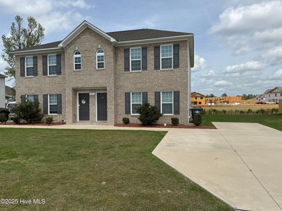 321 S Pointe Dr in Winterville, NC - Building Photo