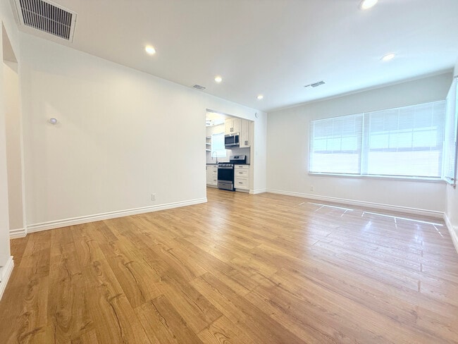 1720 N Hollywood Way, Unit A in Burbank, CA - Building Photo - Building Photo
