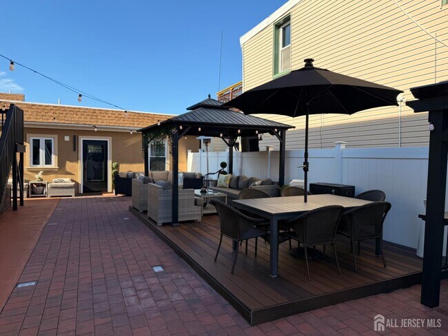 365 Grove St in Perth Amboy, NJ - Foto de edificio - Building Photo