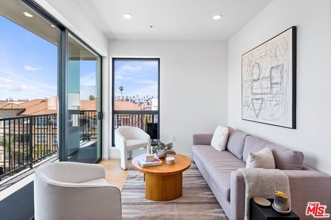 904 S New Hampshire Ave in Los Angeles, CA - Building Photo - Building Photo