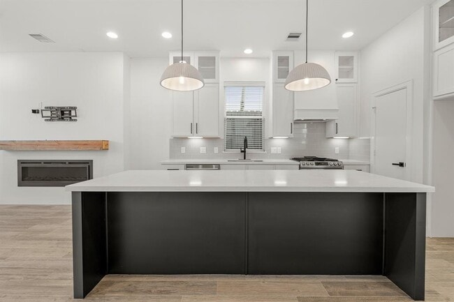 property at 508 W Donovan St