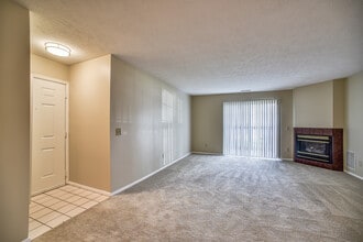 Pebble Creek Apartments in Twinsburg, OH - Foto de edificio - Building Photo