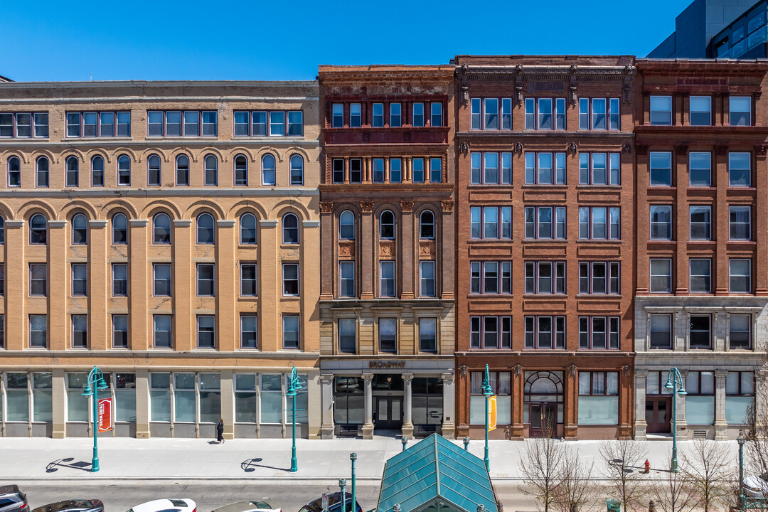 The Broadway in Milwaukee, WI - Foto de edificio