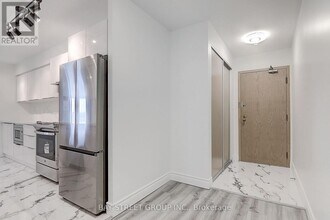 24 Wellesley St W in Toronto, ON - Building Photo - Building Photo