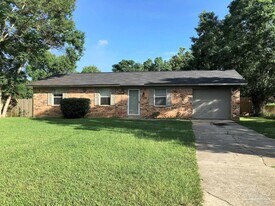 1028 Woodbury Pl in Gonzalez, FL - Building Photo
