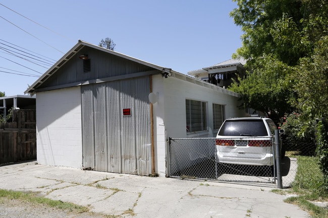 1233-1235 32nd St in Sacramento, CA - Building Photo - Building Photo