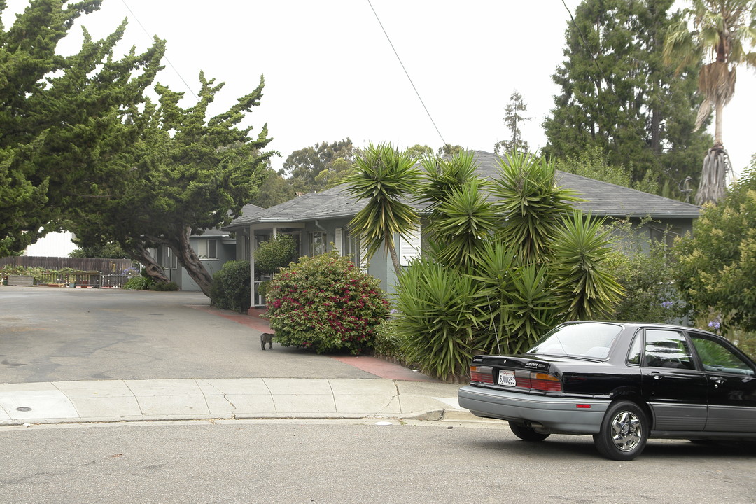 2390 Grande Vista Pl in Oakland, CA - Building Photo