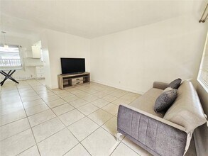 2840 Taylor St in Hollywood, FL - Building Photo - Building Photo