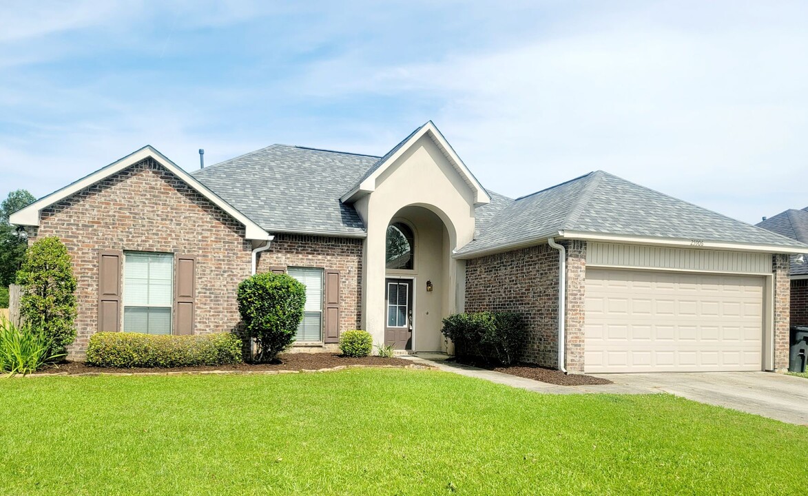 25906 Willow Wood St in Denham Springs, LA - Building Photo