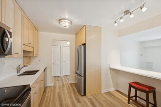 1515 E Central Rd in Arlington Heights, IL - Building Photo - Building Photo