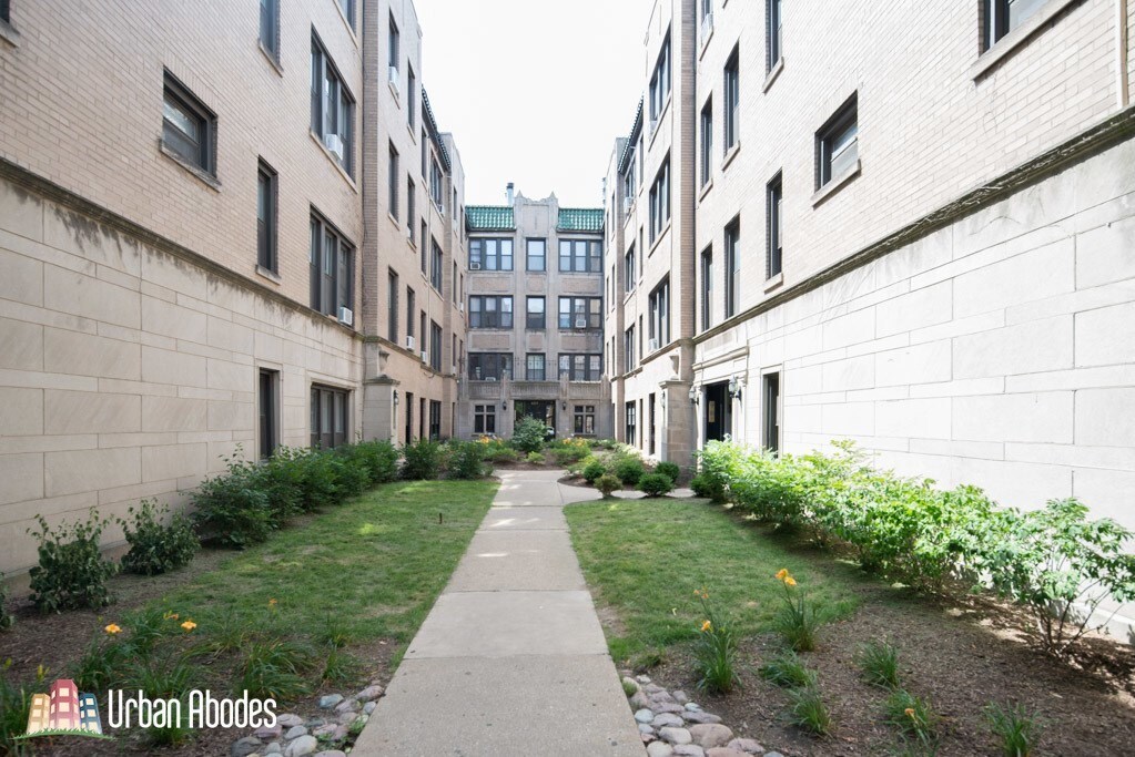 641 W Roscoe St in Chicago, IL - Building Photo