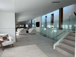 1351 S Venetian Way in Miami Beach, FL - Building Photo - Building Photo