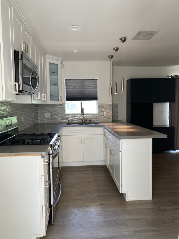 1801 W Victory Blvd in Burbank, CA - Building Photo - Building Photo