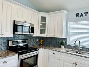 9728 Long Meadow Dr in Tampa, FL - Building Photo - Building Photo