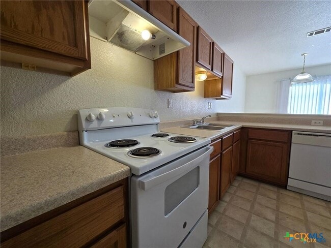 property at 2808 Leroy Cir