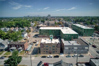 1385 Cranford Ave in Lakewood, OH - Foto de edificio - Building Photo