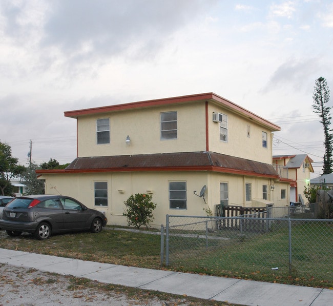 2447 Roosevelt St in Hollywood, FL - Building Photo - Building Photo